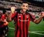 لاعب كرة القدم محمد عبد المنعم يرتدي قميص نادي نيس الفرنسي