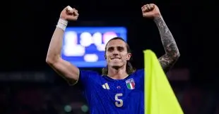 لاعبو منتخب إيطاليا يحتفلون بهدف في مباراة دوري الأمم الأوروبية ضد تركيا